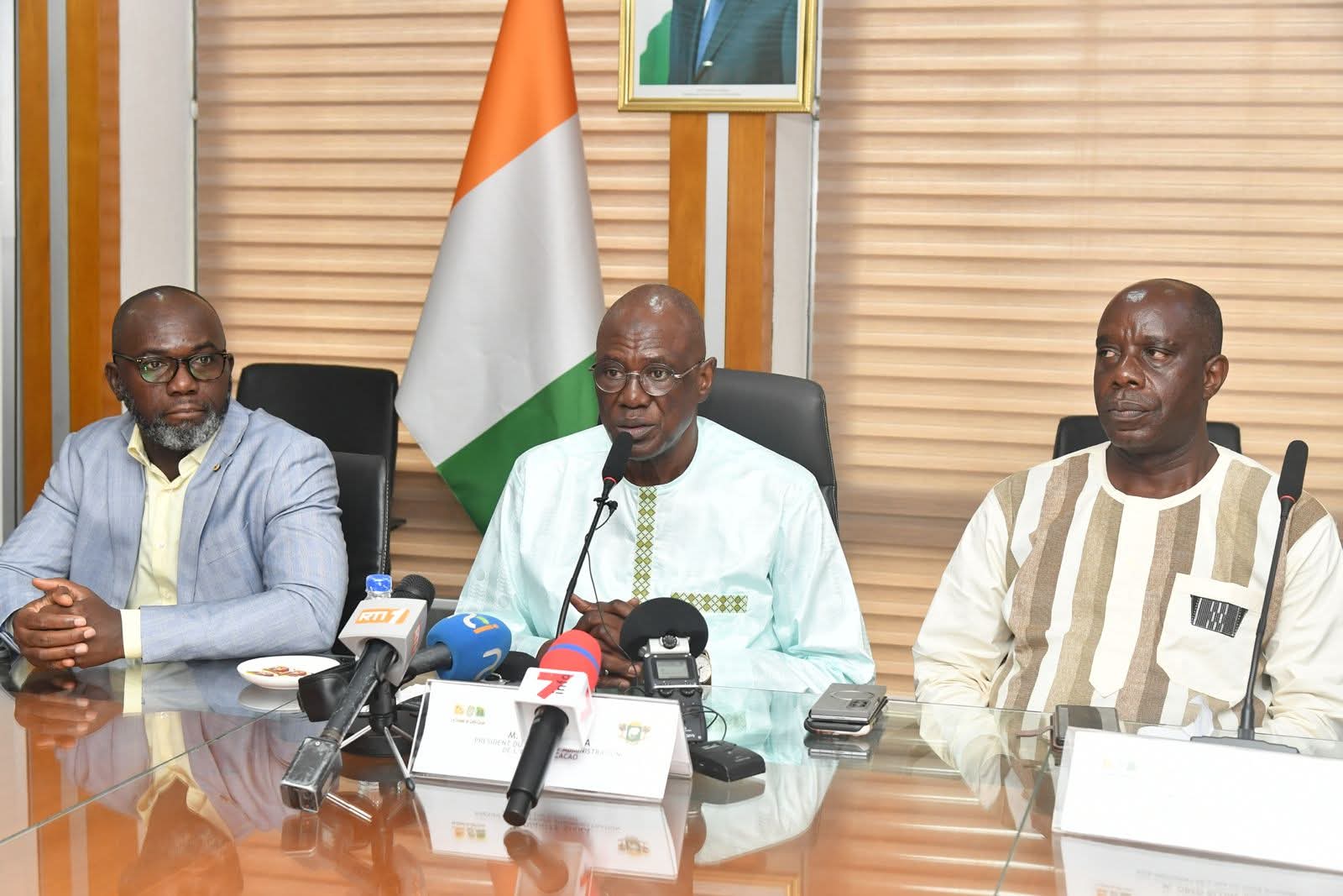 CRISE DU CACAO : L’OIA ANNONCE LE RACHAT DE 100 000 TONNES ET APAISE LES PRODUCTEURS