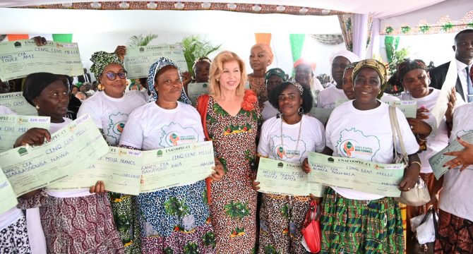DROITS DES FEMMES · SOLIDARITE Abobo en fête : Dominique Ouattara déverse plus d'un milliard pour ses sœurs